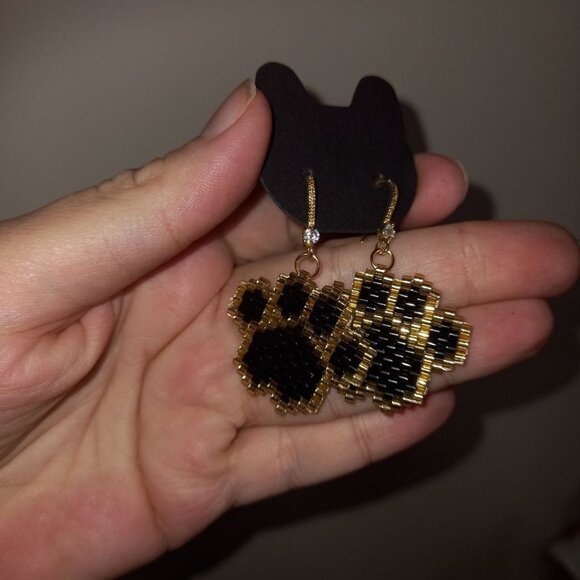Beaded Paw Print Earrings – 💕 Gift for the pet moms – 18K gold plated hooks - Picture 2 of 6